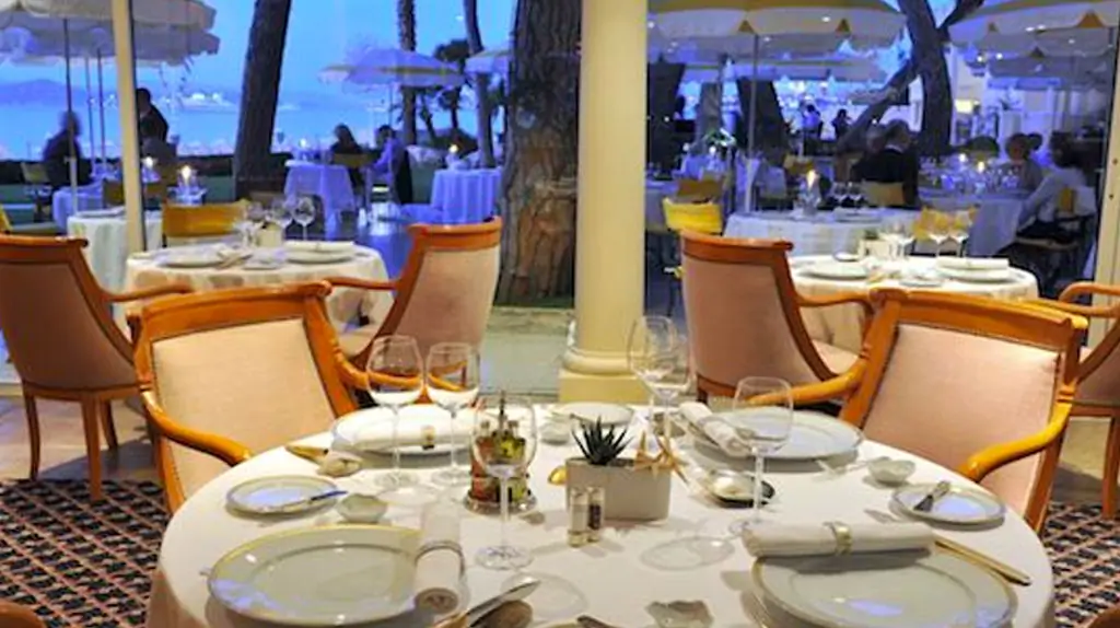 restaurant-1-vague-or-saint-tropez.webp