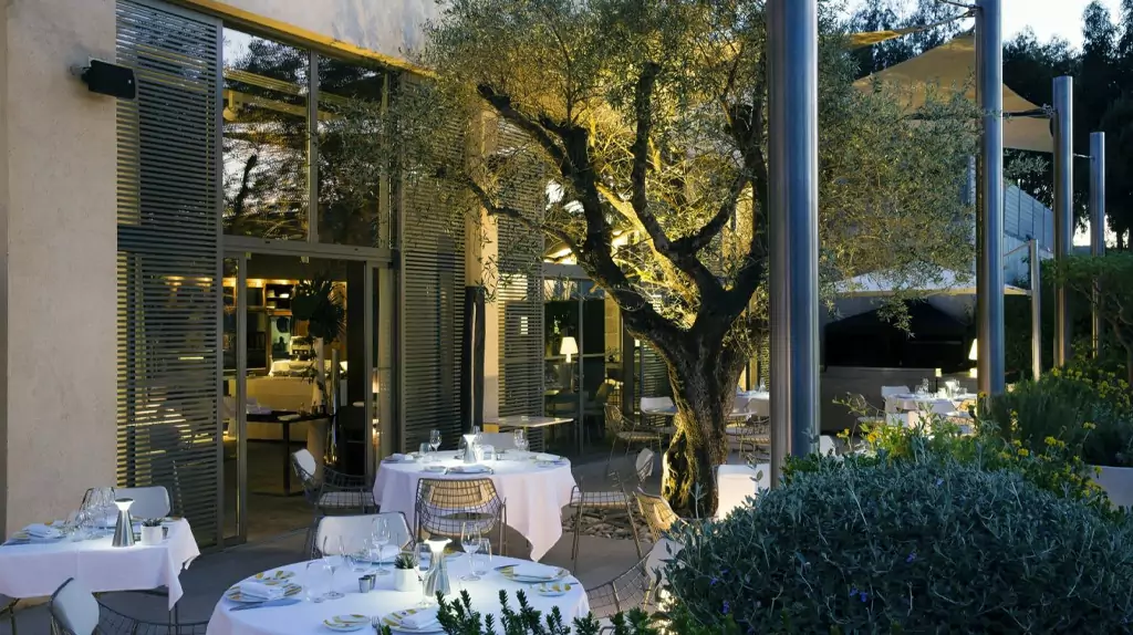 Le Restaurant Colette à Saint-Tropez : Un Délice Gastronomique en Bord de Méditerranée