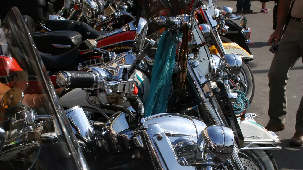 Le Rassemblement Harley-Davidson de Saint-Tropez : Un Vrombissement Enivrant, une Légende sur la Côte d'Azur