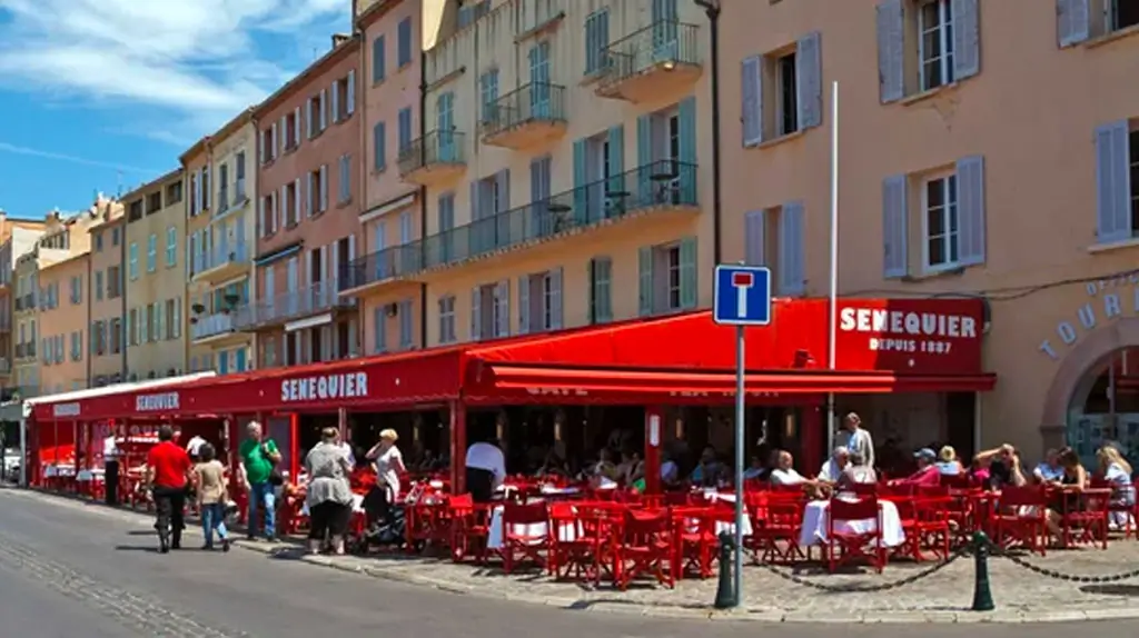 Le Sénéquier à Saint-Tropez : Héritage et Élégance Culinaire