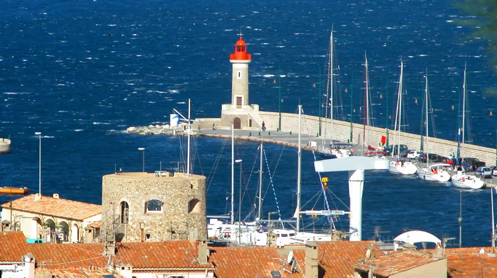 La Grande Jetée du Vieux Port de Saint-Tropez : Épopée d'une Citadelle Marine