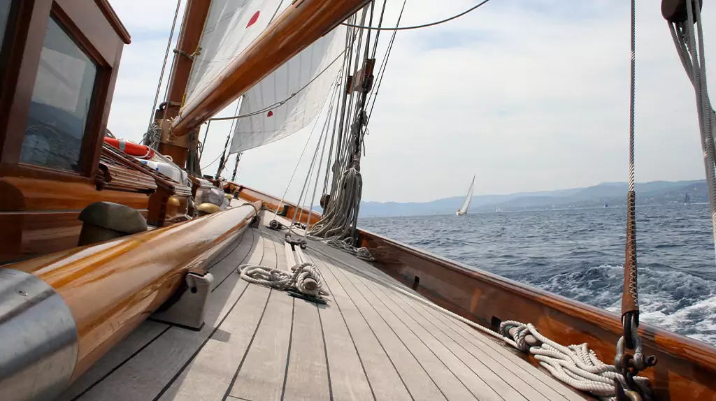 Les Voiles de Saint-Tropez: Quand la Tradition Maritime Rencontre l'Élégance Moderne