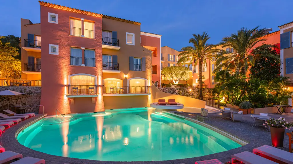 L'Hôtel Byblos Saint-Tropez : Une Légende du Luxe et du Glamour