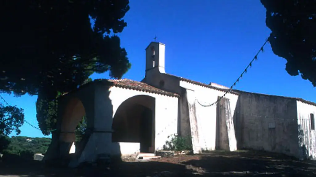 La Chapelle Sainte-Anne de Saint-Tropez, un Voyage Spirituel au Cœur de l'Histoire
